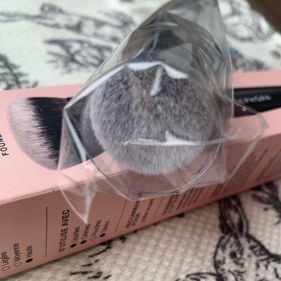 New Sephora Collection PRO Foundation Brush (No. 70) - Picture 2 of 9